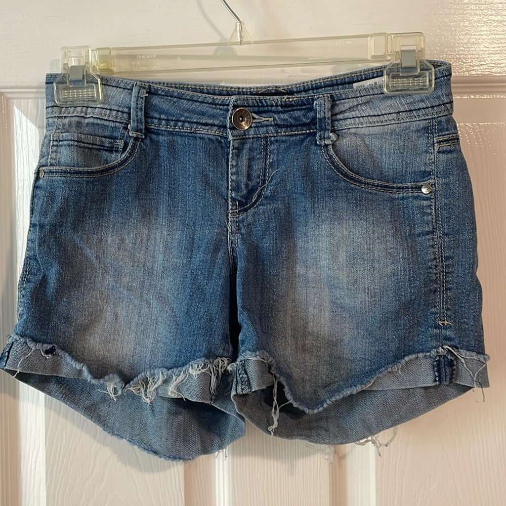 🧡 3 For $12 Bundle Sale 🧡 L.E.I Ashley Lowrise distressed jean shorts
